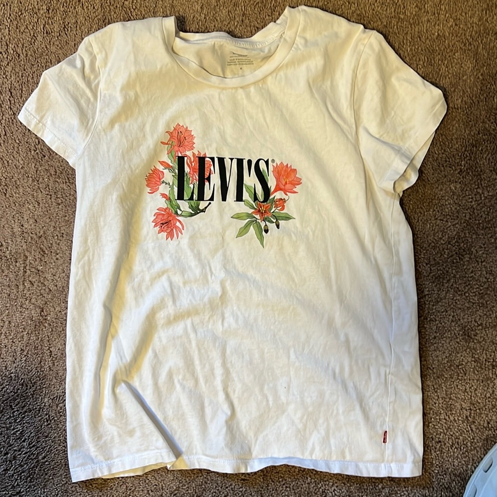 Levi’s ladies medium shirt